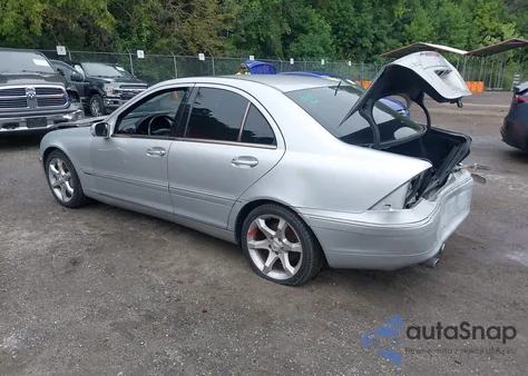 2002 Mercedes-Benz C 320 из США, поврежденный, VIN WDBRF64J92F160601